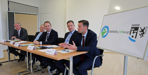 Frank Mäuer (AOK Regionaldirektor RD Oberberg, Leverkusen, Rheinisch-Bergischer Kreis), Prof. Dr. Wolfgang Goetzke (Gesundheitsregion KölnBonn), Jochen Hagt (Landrat Oberbergischer Kreis), Ralf Schmallenbach (Sozial- und Gesundheitsdezernent des Oberbergischen Kreises) und Sascha Klein (Geschäftsführer Klinikum Oberberg) stellen gemeinsam das Projekt OBERBERG_FAIRsorgt vor. (Foto: OBK)